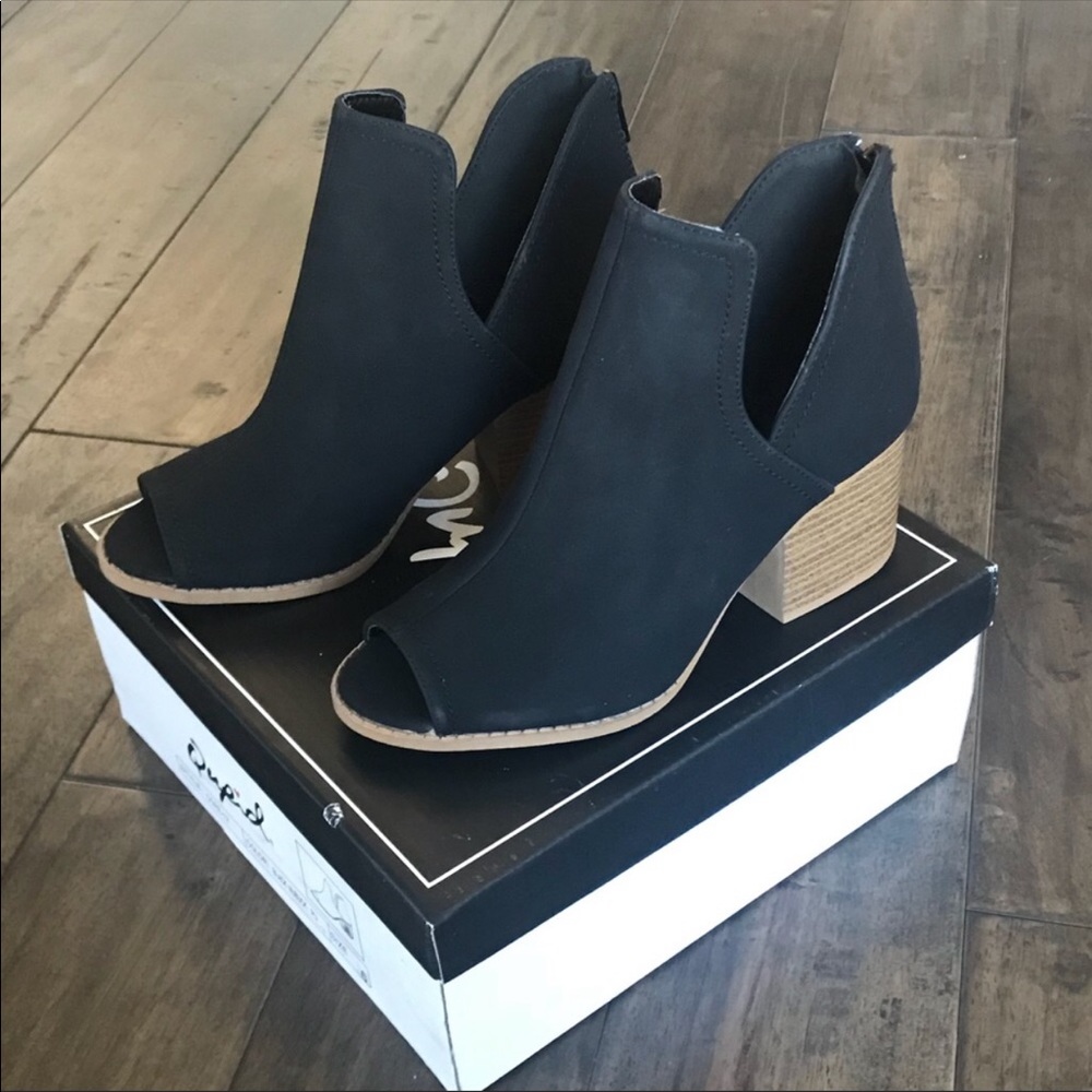 Side cut out peep toe booties - Picture 7 of 7